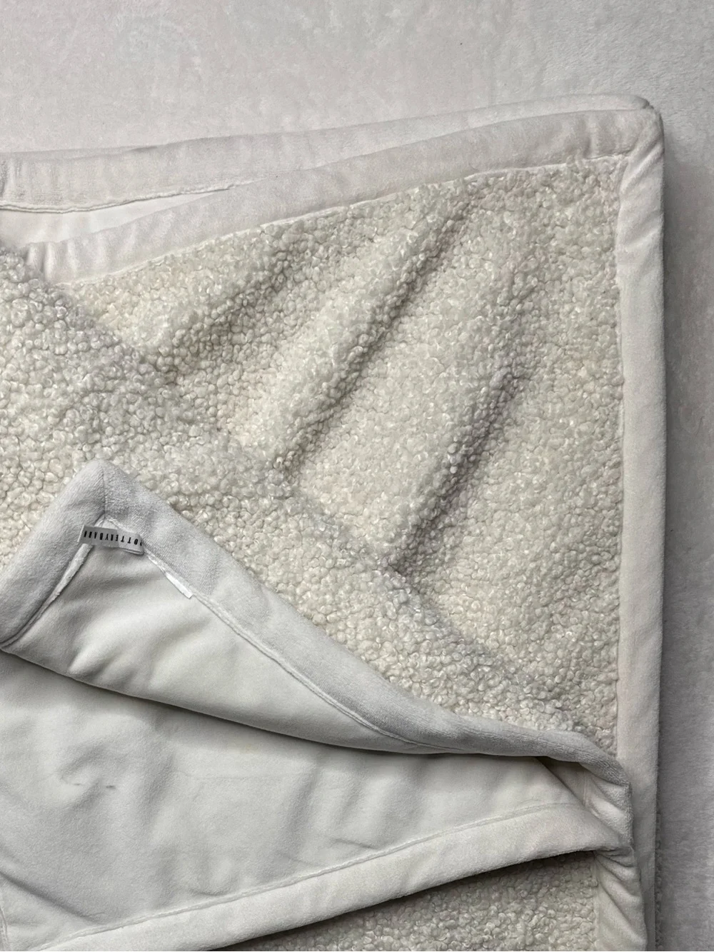 Pottery Barn Cozy Teddy Faux Fur Throw White Sherpa Soft Creamy White 60 x 80”